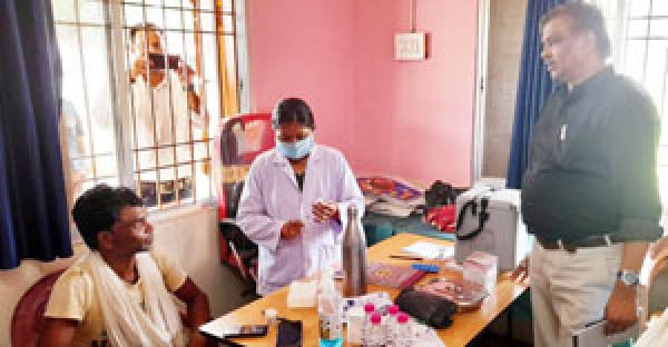 अपर कलेक्टर टीकाकरण केन्द्र, स्वामी आत्मानंद उत्कृष्ट अंग्रेजी माध्यम विद्यालय व गौठान का किया निरीक्षण