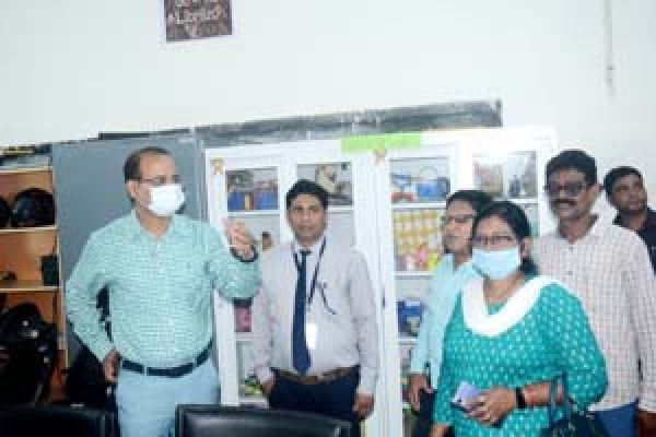 कलेक्टर ने कहा झूठ मत बोलिये...तो सब इंजीनियर ने कहा जी सर अप-डाउन करती हूं...