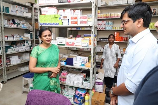 मरीजों से पर्ची छीनकर दवा लेने का दबाव, जांच करने पहुंच गईं स्वयं कलेक्टर