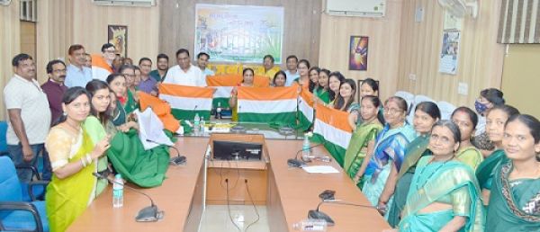 जिले में हर घर तिरंगा अभियान के अंतर्गत तिरंगा निर्माण की तैयारी जोरों पर