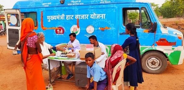 हाट बाजार में इलाज कराकर स्वस्थ हुए शिवनारायण और मोहित