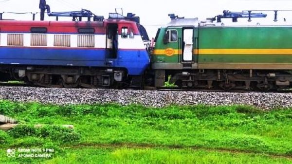 दो इंजन आपस में भिड़े, चार वैगन पटरी से उतरे