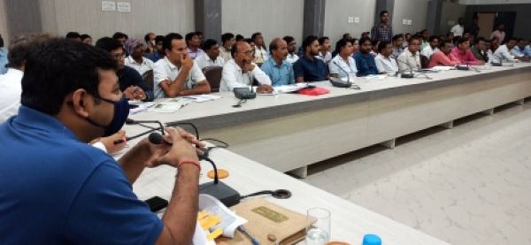 *कृषि विभाग के अधिकारियों को कलेक्टर ने लगाई कड़ी फटकार