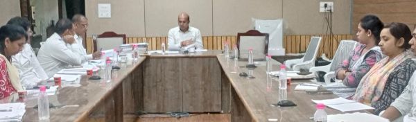 कलेक्टर ने दिए काम में विलंब करने वाले ठेकेदारो हटाने के निर्देश