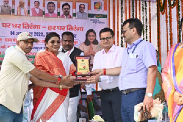 केंद्रीय राज्यमंत्री रेणुका सिंह ने राजमोहिनी देवी के गांव गोविंदपुर में मनाया हर घर तिरंगा अभियान