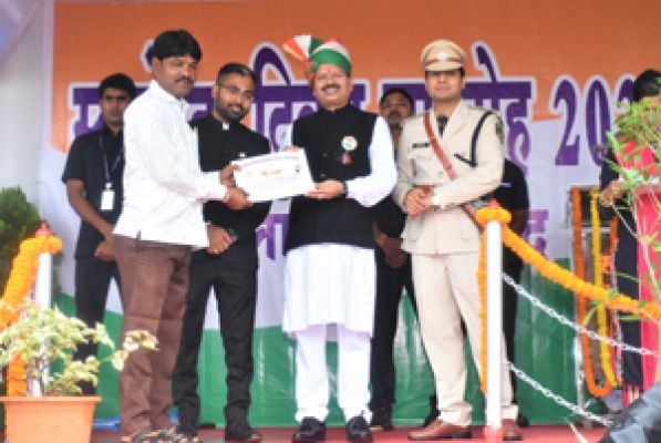 उत्कृष्ट कार्य के लिए जनसंपर्क के वाहन चालक तुलाराम पुरस्कृत