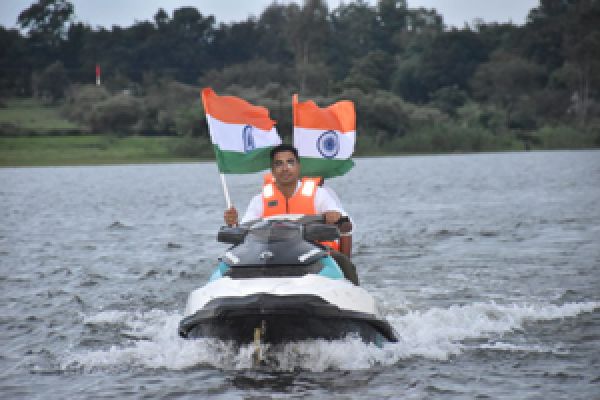 पहली बार दिखा ये नजारा जब झुमका बोट क्लब में पानी के बीचों-बीच लहराया तिरंगा