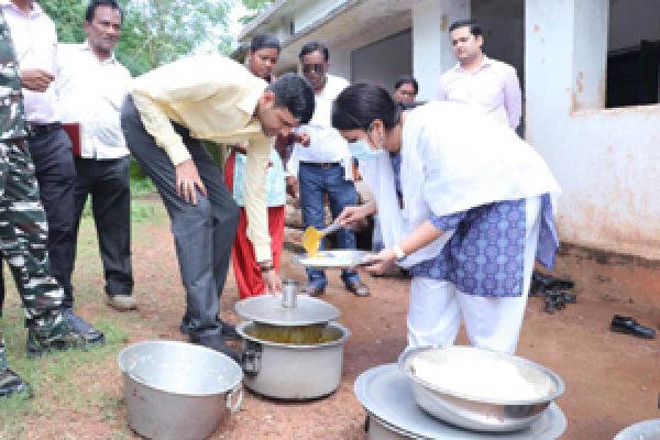 कलेक्टर ने किया आश्रम, स्कूल व कॉलेज का आकस्मिक निरीक्षण