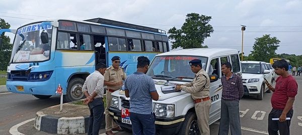 यात्री बसों की चेकिंग के दौरान परिवहन विभाग ने वसूले डेढ़ लाख...