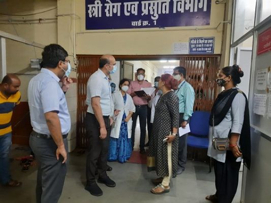 जिला चिकित्सालय में इलाज के लिए आने वाले मरीजों को किसी प्रकार की असुविधा न हो : कलेक्टर