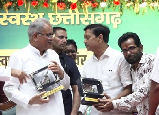 जयपुर पैर वितरण में अग्रणी संस्था विनय मित्र मण्डल की सेवा को मुख्यमंत्री ने सराहा...