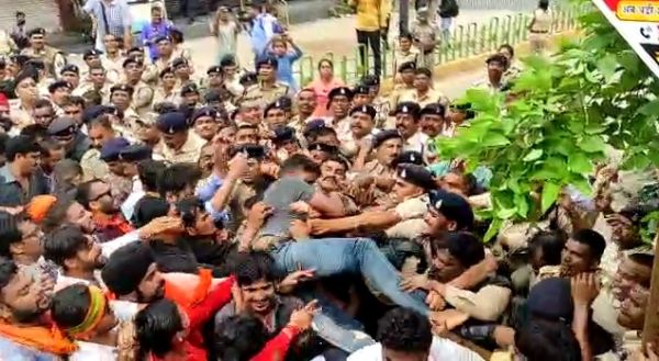 सीएम हाउस घेराव के दौरान कार्यकर्ताओं-पुलिस में झड़प, कई पुलिस कर्मी घायल, 450 से ज्यादा गिरफ्तार....