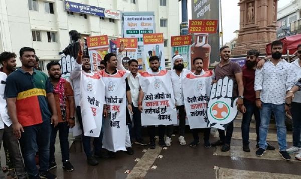 युवा कांग्रेस ने राजधानी में निकाली 'मोदी की महंगाई झांकी'