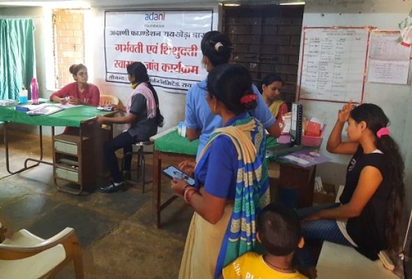 महिलाओं-किशोरियों के लिए अदाणी फाउंडेशन ने आयोजित किया निःशुल्क जांच व परामर्श शिविर