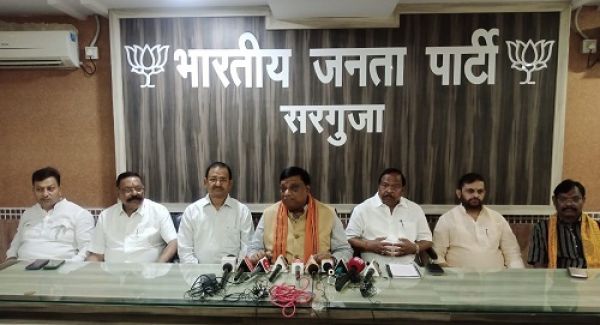 कांग्रेस के मंत्री खुद ही भांग खा कर बम थे : नारायण चंदेल