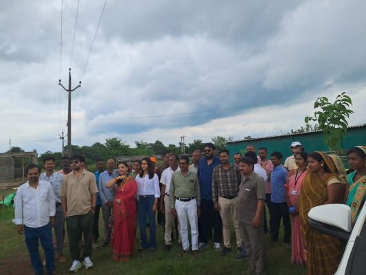 केसरा स्थित गौठान पहुंची 'पंचायत' की टीम ने देखा कैसे काम करती है यहां की पंचायत