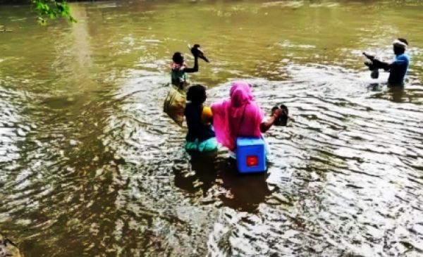 तीन नदियों को पार कर कोविड का टीका लगाने गांव पहुंची टीम