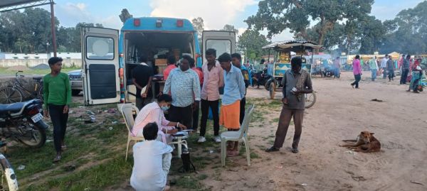 साप्ताहिक हाट बाजार में आने वाले गांव वालों का हो रहा निःशुल्क इलाज