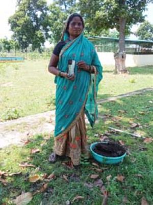 गोधन न्याय योजना से ग्रामीण हो रहे लाभान्वित, ललिता बाई ने गोबर बेचकर खरीदा स्मार्ट फोन