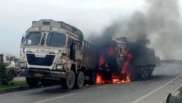 दो ट्रकों में भिड़ंत के बाद लगी आग, ड्राइवर की मौत...