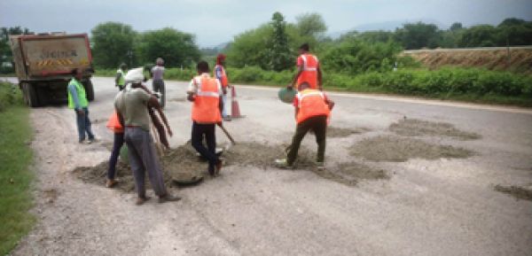 शहरी क्षेत्र में किया जा रहा सड़क मरम्मत कार्य