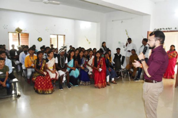 राष्ट्रीय सेवा योजना दिवस कार्यक्रम, कलेक्टर ने किया बच्चों का मार्गदर्शन