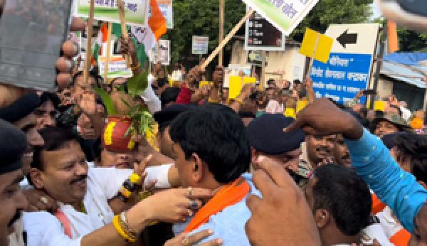 गंगा जल कलश लेकर संसदीय सचिव ने भाजपा नेताओं को पहनाई सब्जियों की माला