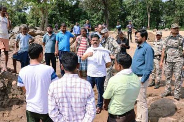 धुर नक्सली क्षेत्र में पहुंचे विधायक कलेक्टर एवं एसपी