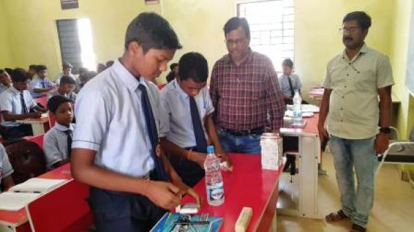 आंगनबाड़ियों में बच्चों को आयरन टेबलेट का कराया जा रहा सेवन