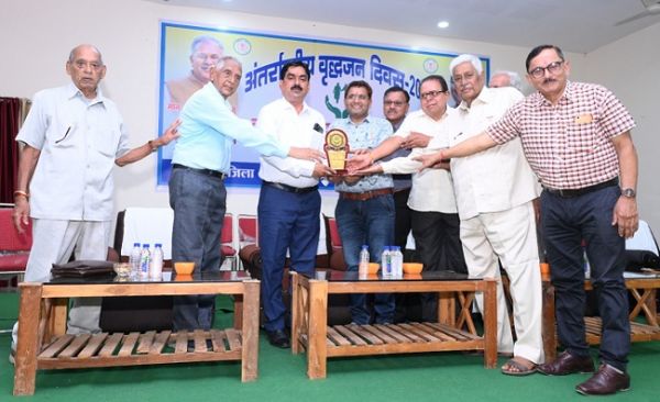 अंतरराष्ट्रीय वृद्धजन दिवस के अवसर पर वृद्धजनों का हुआ सम्मान