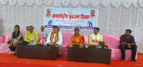 वरिष्ठ नागरिकों को दी गई उनके कानूनी अधिकार व सुविधाओं की जानकारी