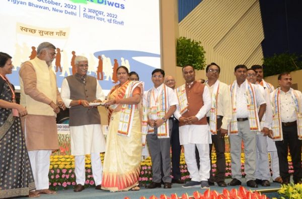 स्वच्छ भारत दिवस के मौके पर विज्ञान भवन में दुर्ग जिले का हुआ सम्मान