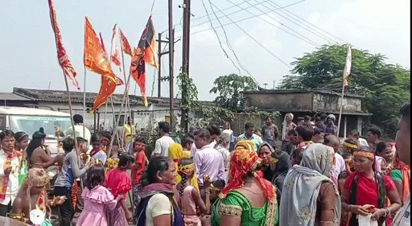 9 किलोमीटर चलकर माता काली के दरबार परेवा-पहाड़ पहुँचा भक्तों का जत्था