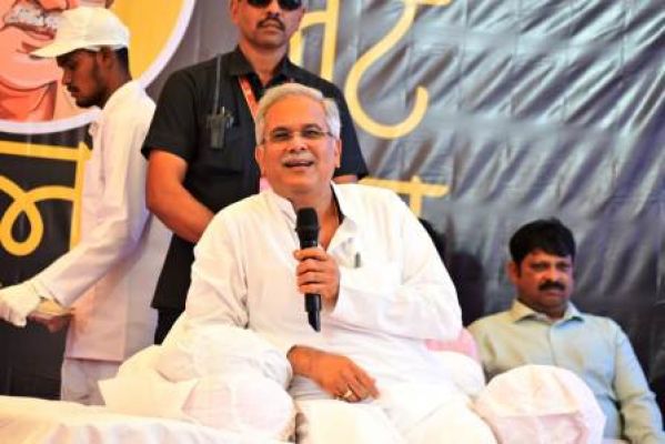 हमारी सरकार लोगों के जेब में पैसा डालने का काम कर रही : मुख्यमंत्री बघेल