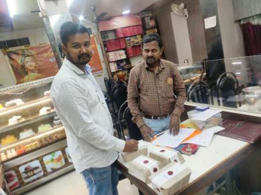 मिठाई की दुकान से लिए सैम्पल, जांच के लिए भेजा गया लेबोरेट्री