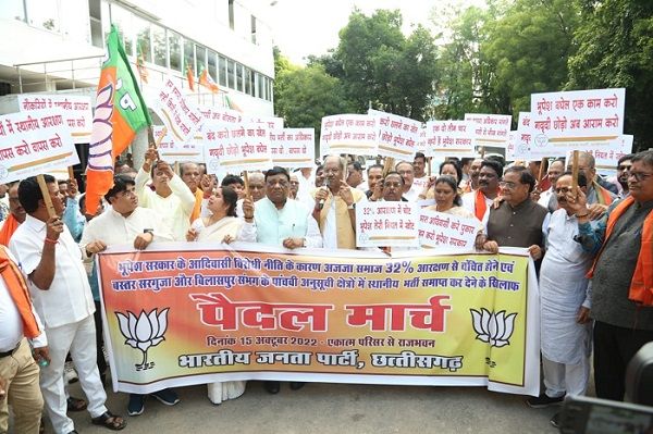 ये गूंगी-बहरी सरकार आदिवासी समाज की पीड़ा नहीं सुन रही : बृजमोहन