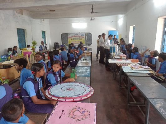 विकासखण्ड स्तरीय कबाड़ से जुगाड़ प्रदर्शनी कार्यक्रम खरसिया में सम्पन्न