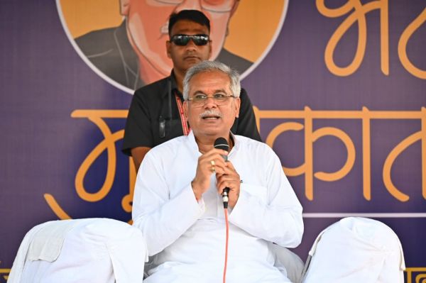 भेंट मुलाकात : ग्राम केरा में मुख्यमंत्री ने ग्रामीणों से योजनाओं का लिया फीडबैक