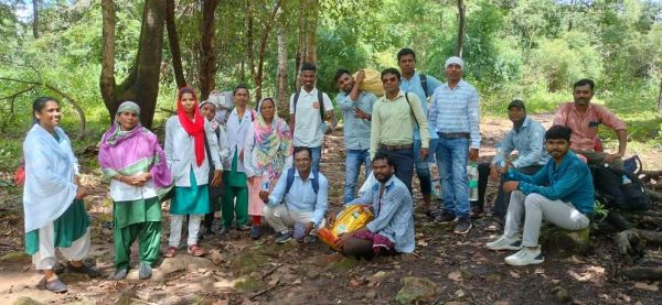 दंतेवाड़ा के सुदुर गांव में पहाड़ी रास्तों से होते हुए पैदल पहुंची स्वास्थ्य विभाग की टीम