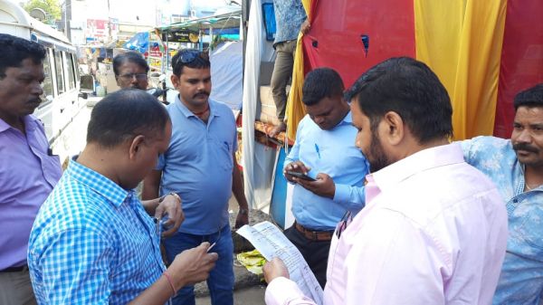 सड़क पर रखे सामानों को निगम ने हटवाया, पुलिस की भी ली मदद