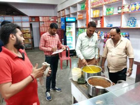 खाद्य व औषधि प्रशासन ने किया मिठाई दुकानों का निरीक्षण