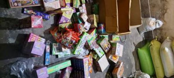 पटाखा व्यापारियों के यहां कार्यवाही, 50 लाख से ऊपर के पटाखे जप्त