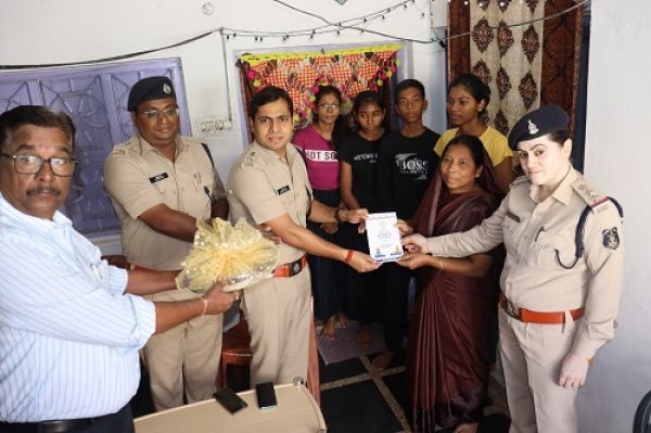 एसपी पटेल ने शहीदों के परिजनों से की मुलाकात