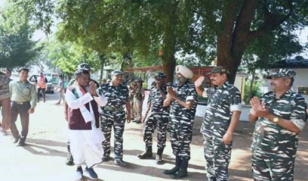 मंत्री लखमा ने सीआरपीएफ जवानों के साथ मनाई दीपावली