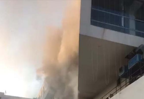 मॉल में लगी भीषण आग, लोगो में अफरा तफरी का माहौल