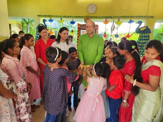 कलेक्टर को अपने बीच पाकर बालिकाओं के चेहरे पर बिखरी मुस्कान