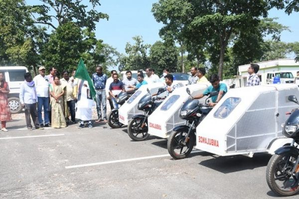 मंत्री लखमा ने बाइ क एम्बुलेंस को दिखाई हरी झंडी