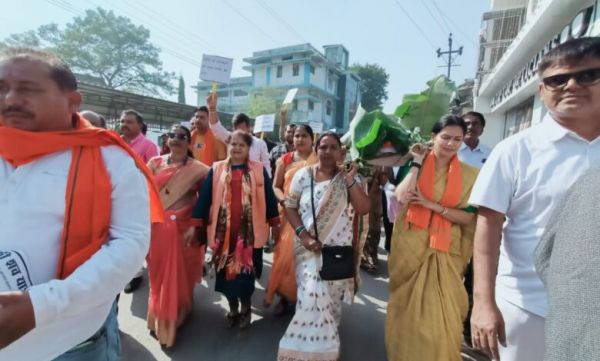 शहर सरकार का विरोध करने निकाली गई शव यात्रा, निगम परिसर में किया गया अंतिम संस्कार