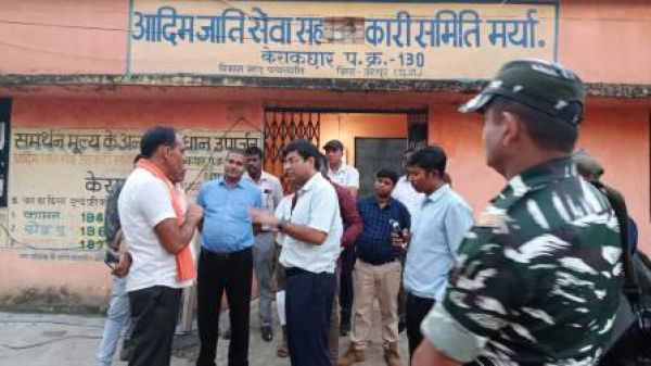 कलेक्टर ने पत्थलगांव के केराकछार, कोतबा, तमता, कोनपारा व कांसबोल के धान खरीदी केन्द्र का किया निरीक्षण