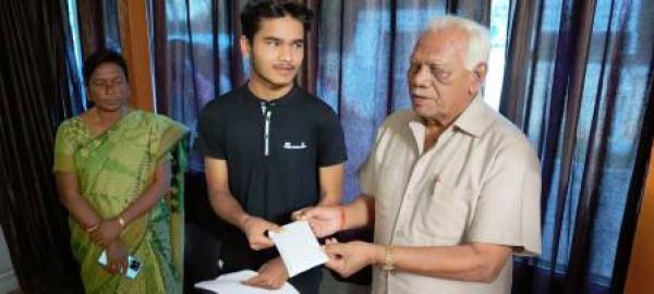विधायक पत्थलगांव रामपुकार सिंह ने प्रिंस बंजारे को पढ़ाई के लिए 50 हजार राशि का चेक सौंपा
